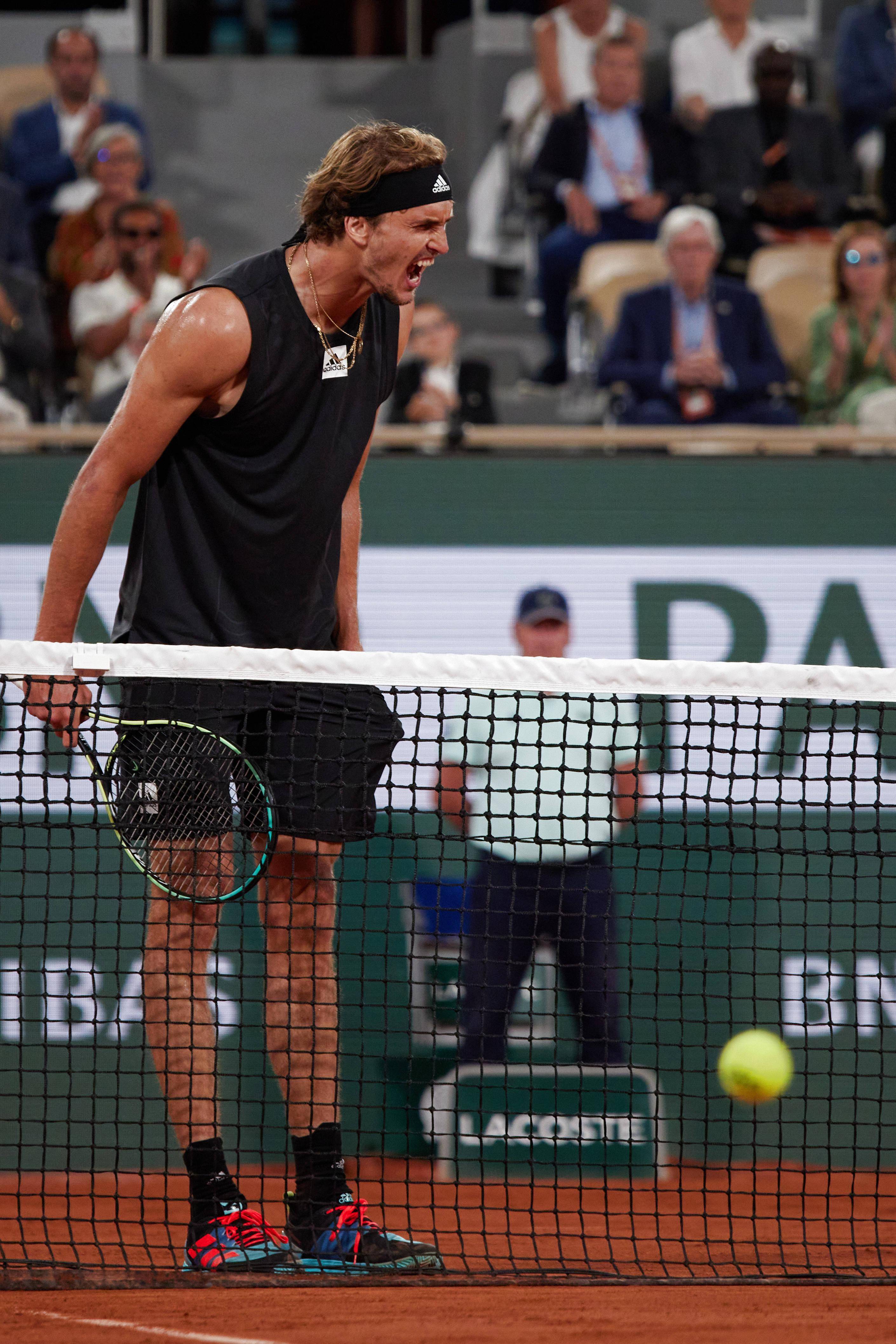 包含拉沃尔杯翻盘法网，兹维列夫点燃赛场的词条