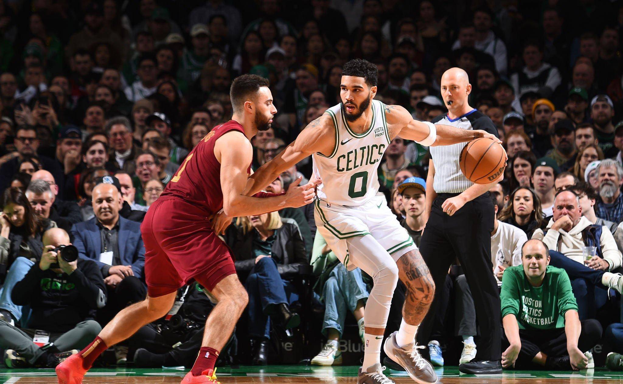 江苏队碾压山西队，米切尔惊艳四座