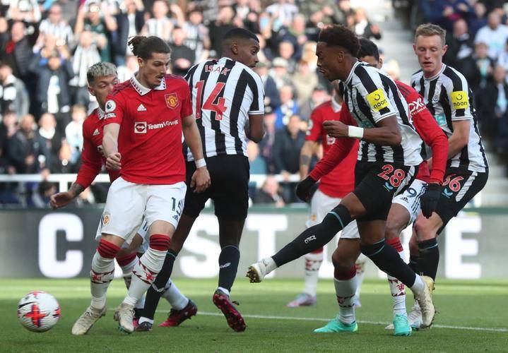 战火席卷球场，豪门球队势均力敌角逐无懈可击的简单介绍