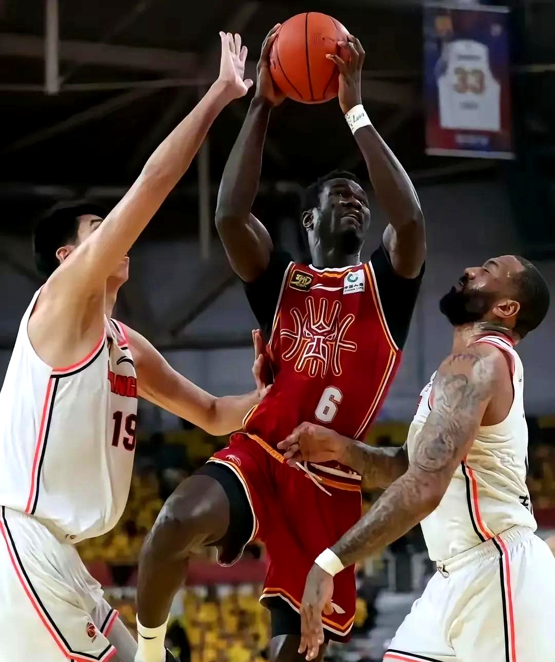 对抗激烈!球队用巧妙战术取得胜利 对抗激烈!球队用巧妙战术取得胜利