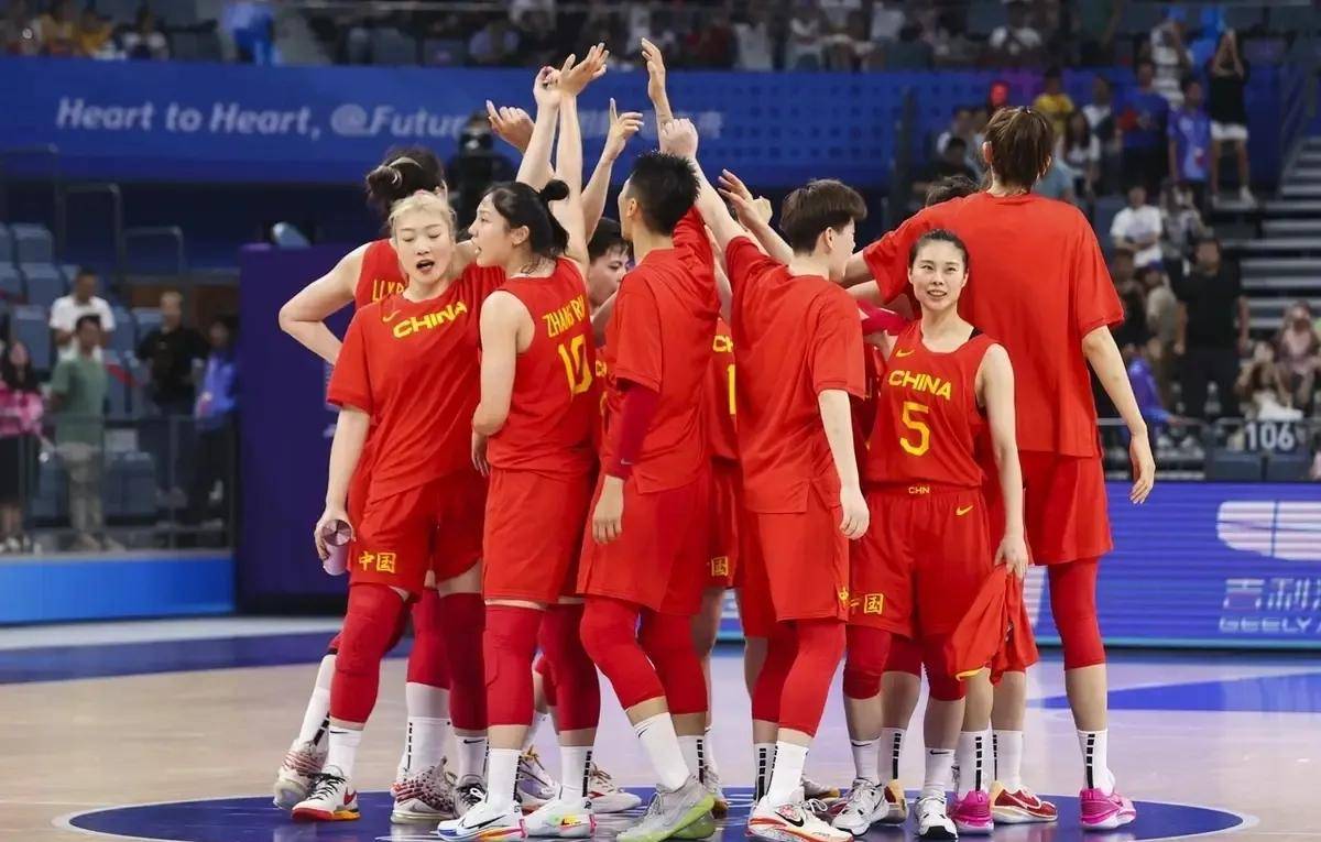 包含国际篮坛擂台云集，顶级球员热身赛火爆开战的词条