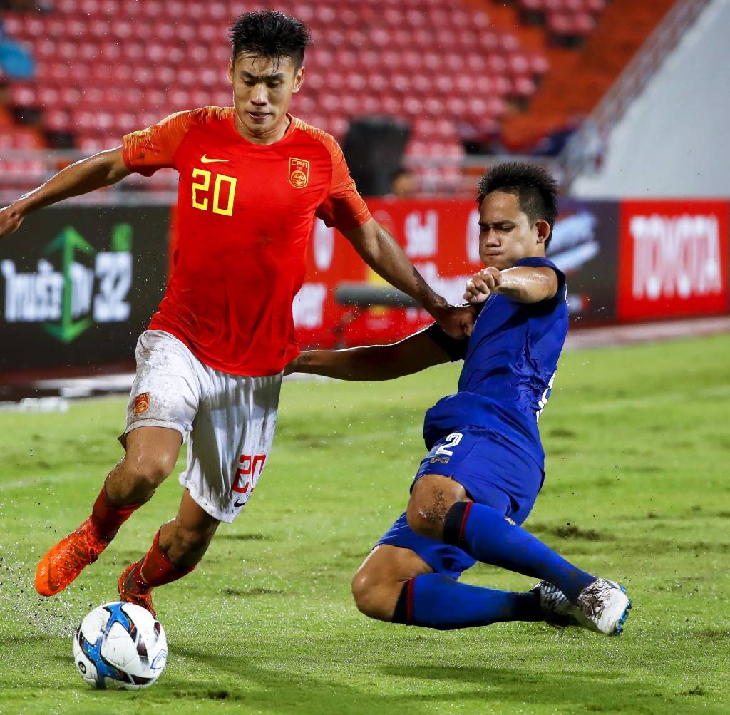 包含亚洲足球锦标赛球员斗志昂扬，决战争夺胜负的词条