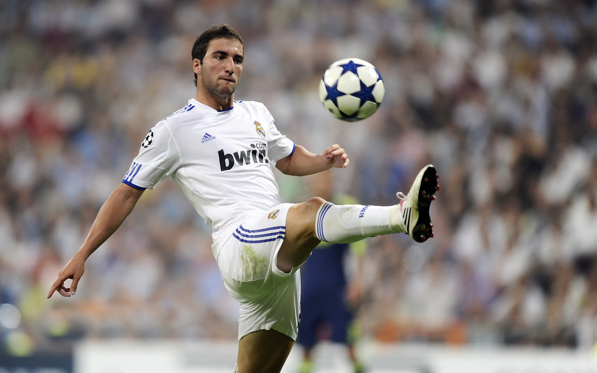 威尔士红龙咆哮，格列兹曼欧冠封神，当国家荣耀与俱乐部传奇同频闪耀