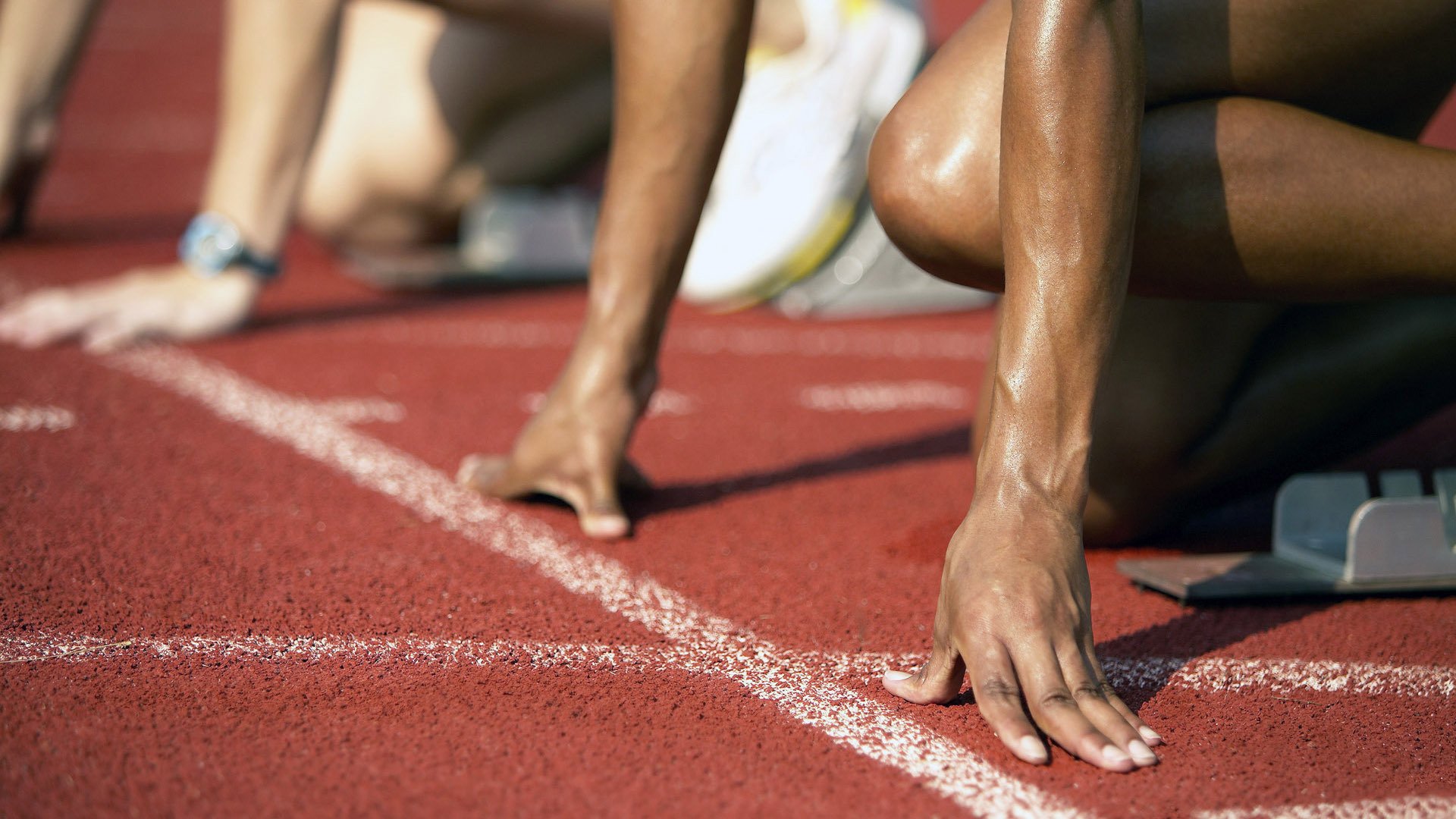 周冠宇率红牛二队逆袭，战术智慧与团队协作铸就索伯完胜之战